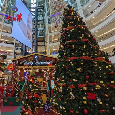 Obří věž vánoční stromky